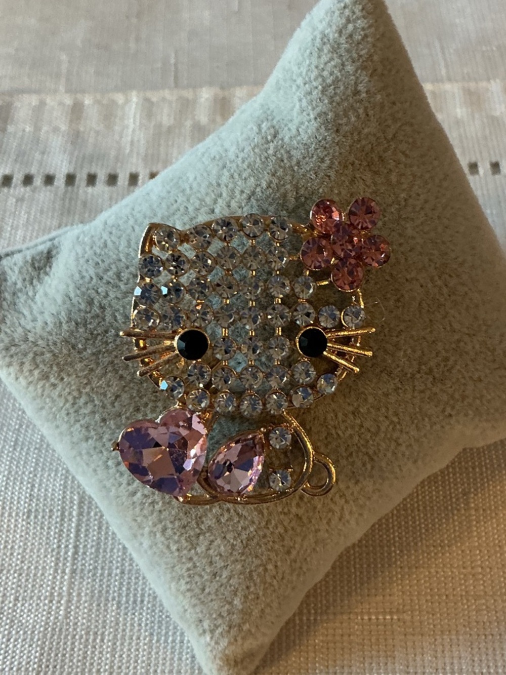 Hello Kitty Rhinestone Gold Tone Brooch - Picture 2 of 3